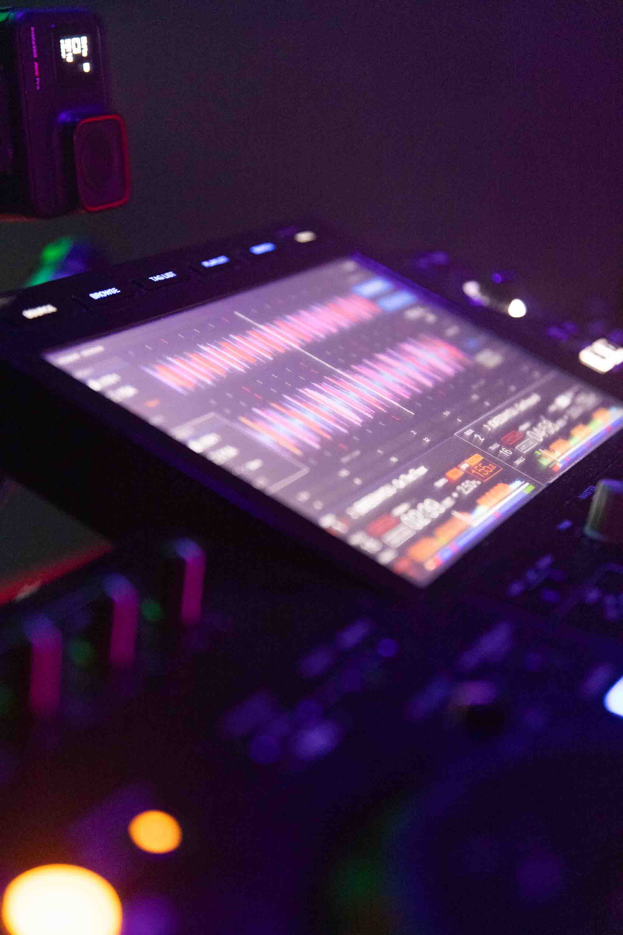 La table de mixage pendant le set de kchou